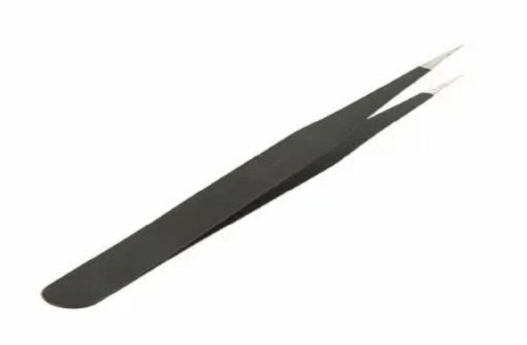 Precision and Comfort: Best Eyebrow Tweezers in UK